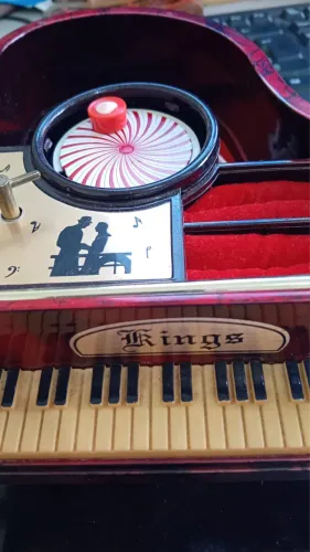 Caixinha De Música Vintage Formato Piano Kings Com Corda anos 70/80