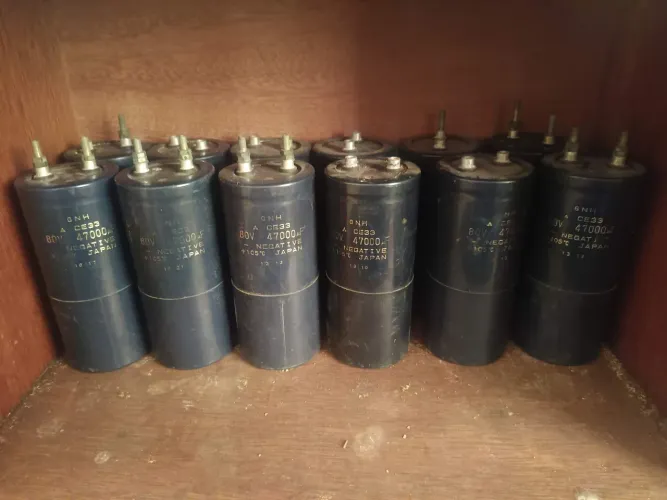 8 Capacitores Eletroliticos de 47.000uF x 80v japoneses baratos e excelentes