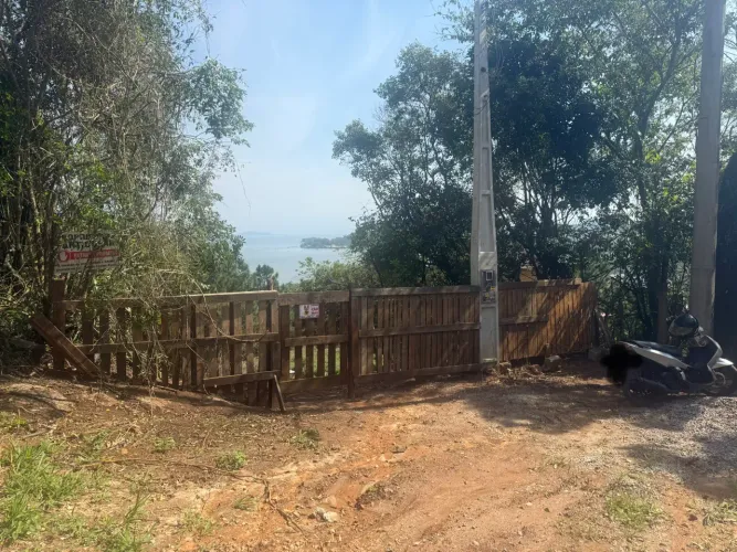 Lote de frente para a rua com vista