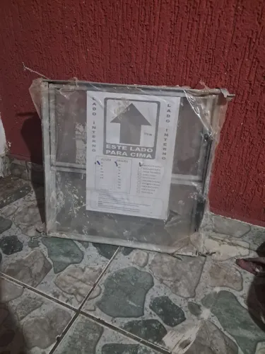 Vitro de banheiro de alumínio 40x40
