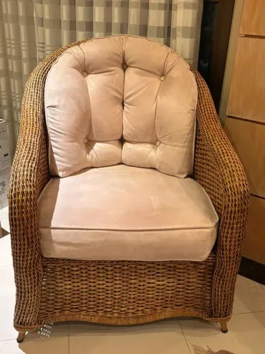Conjunto com 2 poltronas em rattan e 1 puff