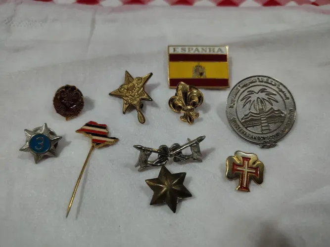 Distintivos e broches escoteiros 