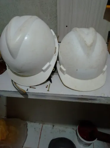 5 capacetes de segurança completos.