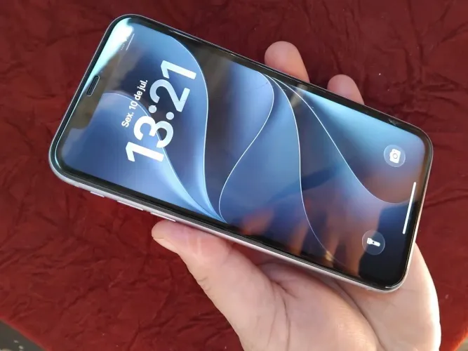 Iphone 11 64GB / aparelho todo original, com pequenas marcas de uso.