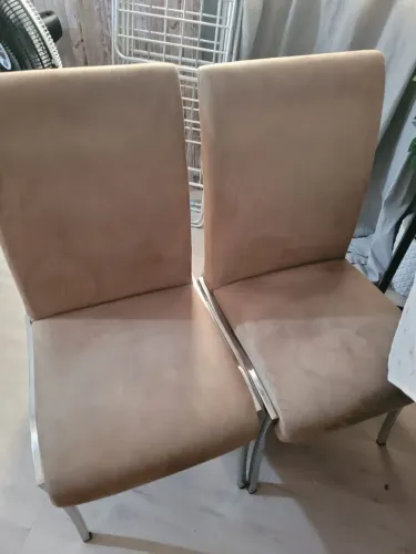 Duas cadeiras de jantar resistentes