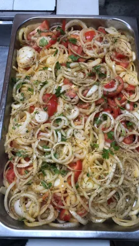 Cozinheira p self service e auxiliar cozinha *72