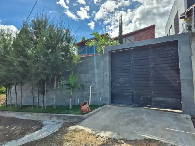 Casa em Gravatá, com piscina térmica, 5 quartos sendo 2 suítes canadenses, com 250m2 de ár