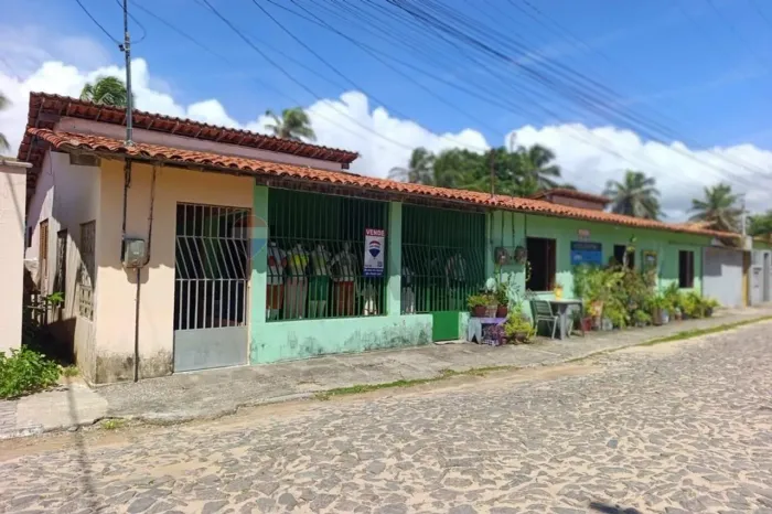 VENDE-CASA NA RUA PRINCIPAL NA PRAIA DE GUAJIRU, EM FRENTE A POUSADA VAGALUME