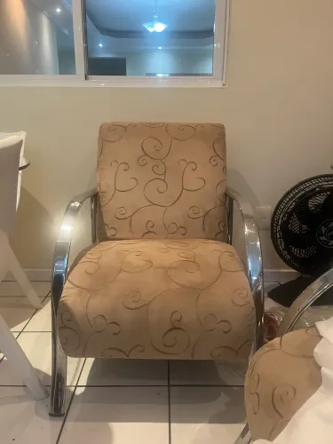 Par de poltronas decorativas com Estrutura em Metal Cromado e Estofado Trabalhado