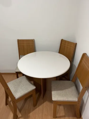 Mesa de jantar com 4 cadeiras