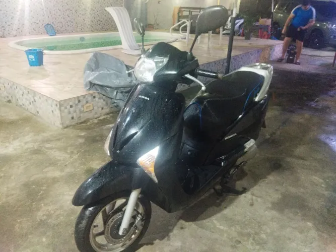 Vendo moto muito nova pouco rodada