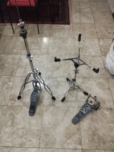 Estantes e pedal de bumbo de bateria (marca Tama)