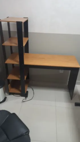 Escrivaninha com estante