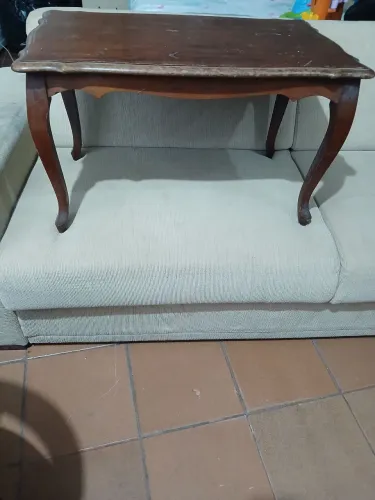 Mesa antiga de centro de madeira pés curvos