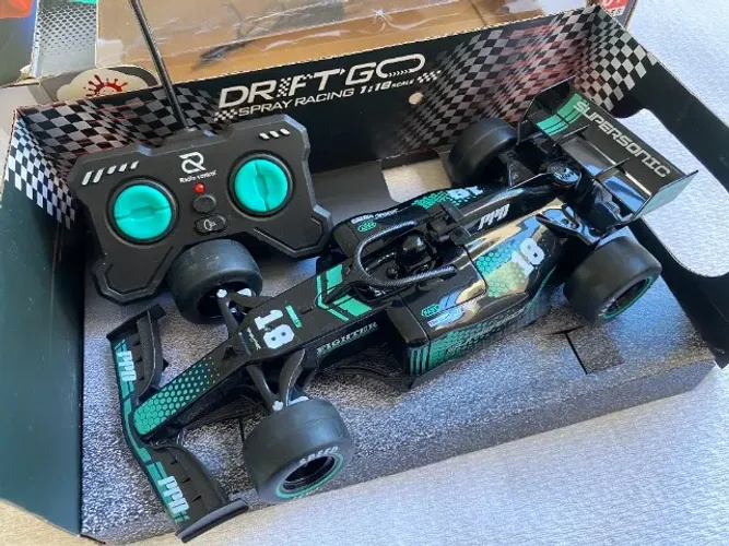 Carro de Corrida RC com Controle Remoto + Efeito Spray (Fumaça)