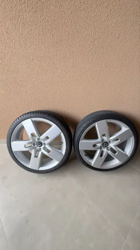 Vendo Rodas com pneus semi novos aro 18 205/35/18 furação 4/100