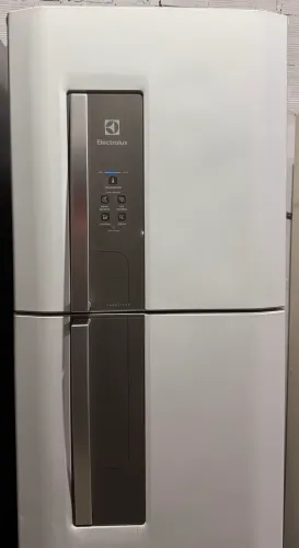 Geladeira usada Frost free modelo novo gelando muito 
