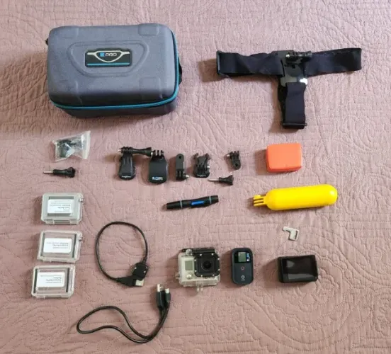 GoPro Hero 3 com vários acessórios e cartão de memória