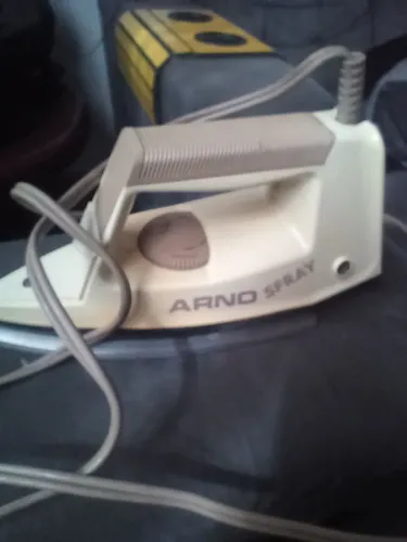 FERRO DE PASSAR ROUPA ANTIGO ARNO
