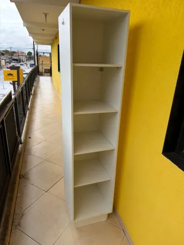 Estante / prateleira / guarda roupa