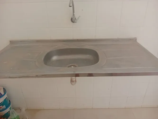 Vendo 2 portas e uma pia de cozinha de inox no valor de R$ 300,00.