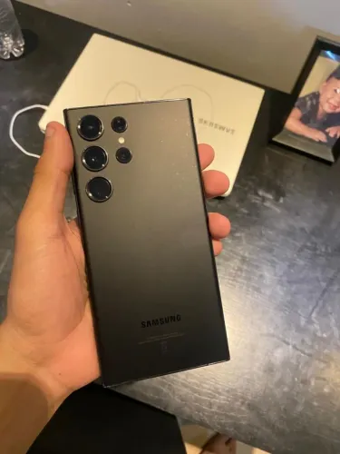 Vendo s23 ultra com capinha e carregador troco por iphone