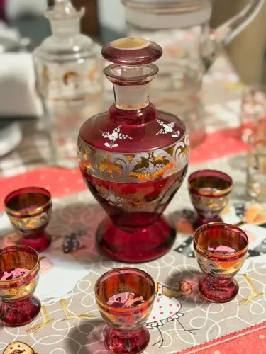 Elegante conjunto de licoreira com taças é um Jogo de cristal rubi e dourado no estilo vin