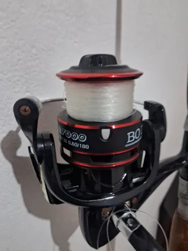 Vendo mulinete profissional com vara rigida de fibra com cabo em madeira. de 1.50 mts.