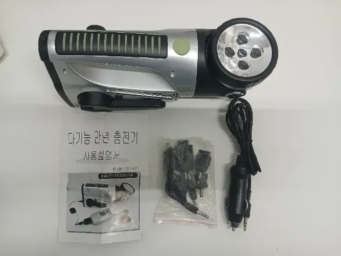 Lanterna com rádio para acampamento à manivela