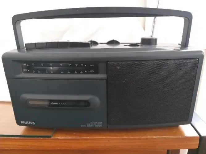 Radio portatil Philips anos 80, OM, FM, 6V, cx em muito bom estado, cinza.