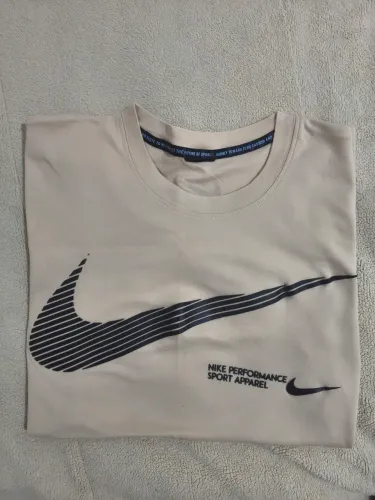 Camisa Nike na cor bege,tamanho "M".