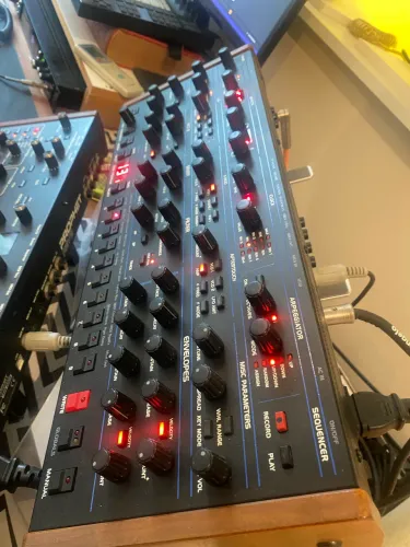 Sintetizador sequential oberheim OB6