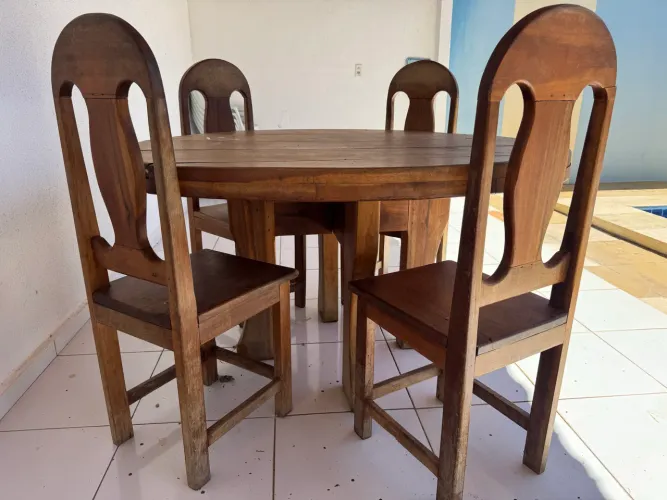 Mesa de madeira com 6 cadeiras , linda e resistente!