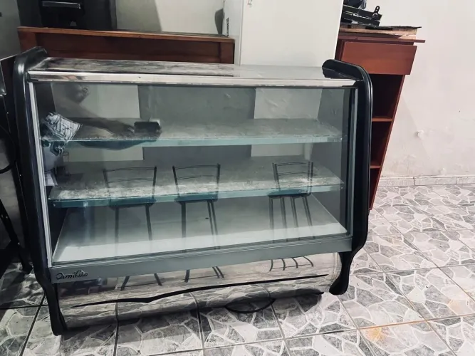 Balcão expositor refrigerado semi novo medida 1.25mts 2 placas frias marca ormifrio inix