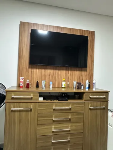 Painel para TV + Cômoda de Madeira - Vende-se o Conjunto