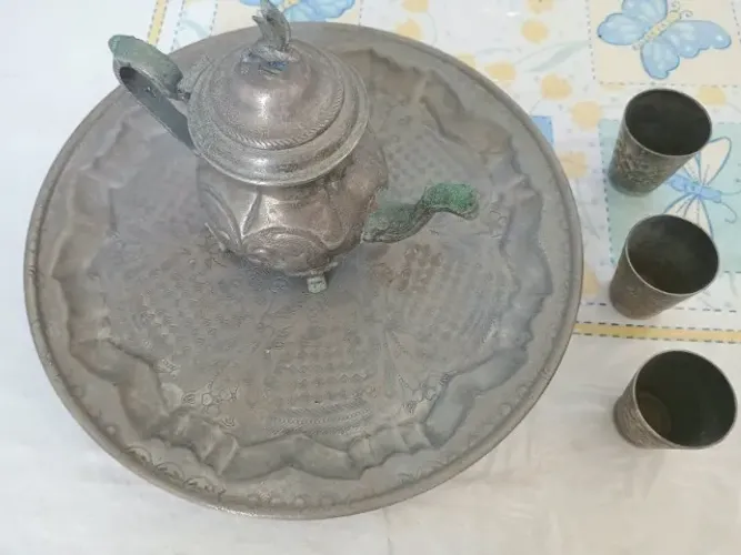 Jogo de Chá/Café Antigo em Metal Trabalhado com Bandeja e Copos - Estilo Vintage