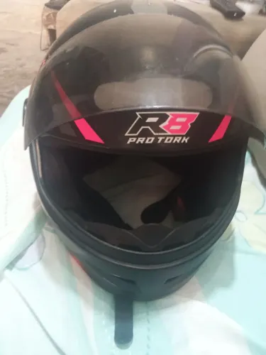 Capacete R8 preto com rosa 