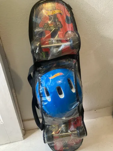Skate Hot Wheels com capacete, joelheira e cotoveleira 