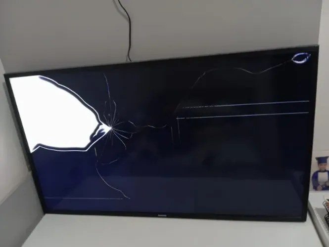 Smart TV Sansung 43 polegadas com Display LCD trincado
