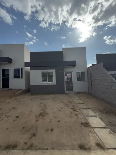 Casa 2/4 em condomínio fechado