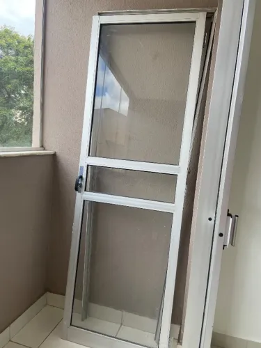 Porta alumínio com vidro e  marco 