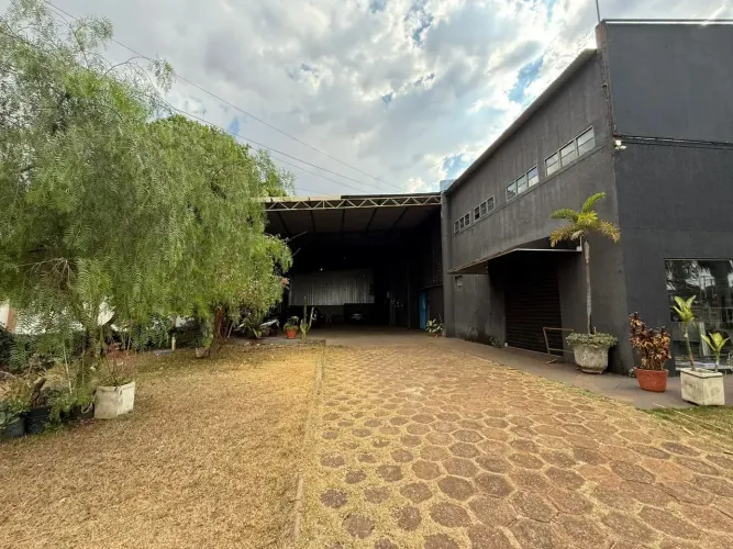 GALPÃO INDUSTRIAL À VENDA NA GO-070 | 1.800 M² + 4.000 M² DE TERRENO