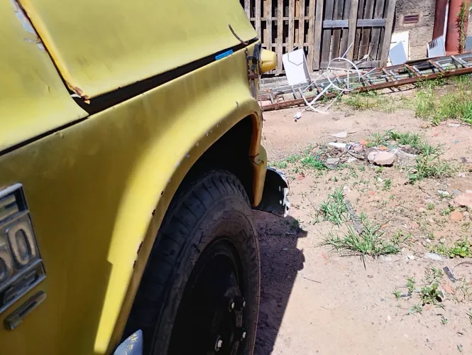 Caminhão basculante D60 motor e câmbio Mercedes