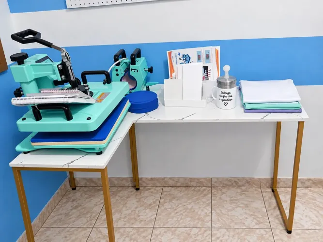 ? KIT COMPLETO DE SUBLIMAÇÃO: PRENSA TÉRMICA 5 EM 1 + MESA EM L + INSUMOS