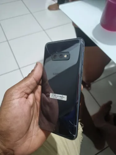 S10e 128 gb está zero só a trás q trinco top