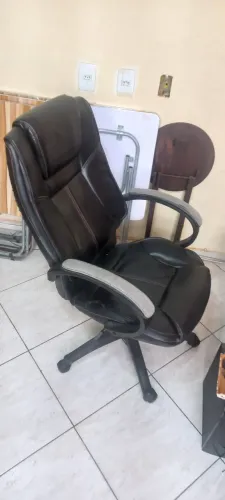 cadeira de escritorio tipo presidente com regulagem de altura