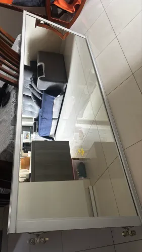 Porta de Espelho com Moldura de Alumínio