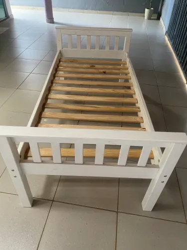 Cama de madeira 