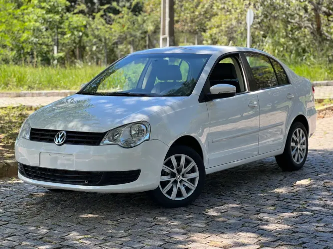 Volkswagen Polo Sedan 1.6 MI Total Flex 8V 4P 2013