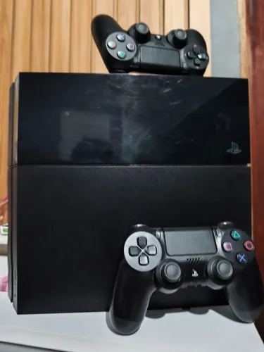 Playstation 4 fat Black piano desbloqueado 500gb, 2 controles e garantia da loja -